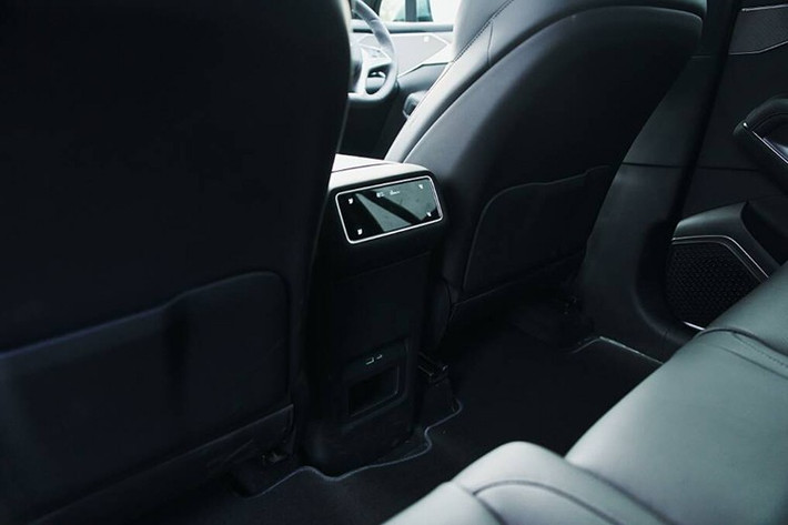 Bên trong xe là khoang nội thất mang bố cục lấy cảm hứng từ kiến trúc cung điện với các mảng bề mặt cắt lớp 3D và ốp gỗ tre, hòa trộn đường nét hiện đại với chi tiết văn hóa tinh tế. Mặt táp-lô được tạo hình sắc sảo và đa tầng, mang lại chiều sâu cũng như vẻ cao cấp cho mẫu SUV này.