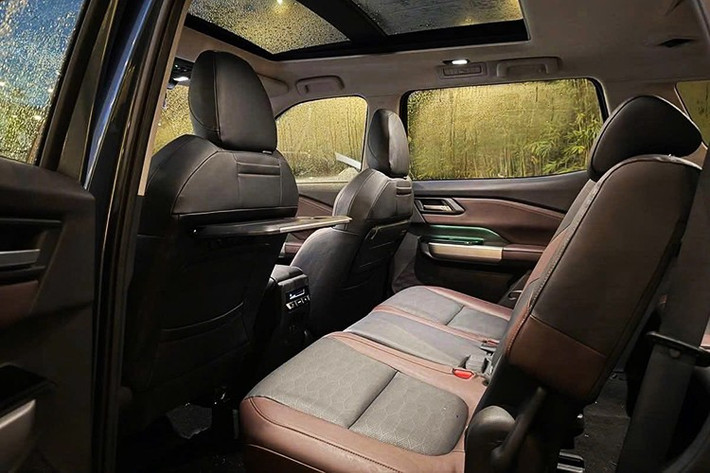 Mitsubishi Destinator 2026 tại Việt Nam được trang bị động cơ xăng tăng áp 1.5L MIVEC mới, sản sinh công suất 163 PS và mô-men xoắn 250 Nm, kết hợp cùng hộp số tự động vô cấp CVT cho khả năng tăng tốc mượt mà.