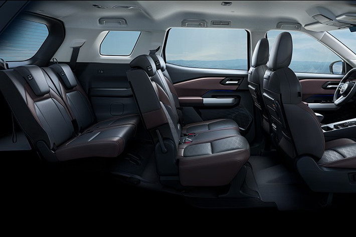 Xe được trang bị 5 chế độ lái bao gồm: Normal, Wet, Gravel, Mud và Tarmac (lần đầu xuất hiện), chiếc SUV này dễ dàng thích nghi với nhiều loại địa hình khác nhau. Hệ thống treo MacPherson (trước) và thanh xoắn (sau) được tinh chỉnh để phù hợp với điều kiện đường sá tại khu vực ASEAN.