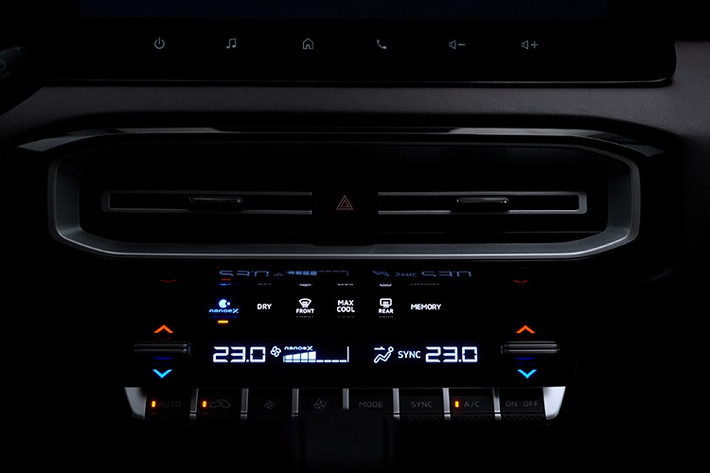 Xe được trang bị đèn viền nội thất 64 màu, điều hòa tự động hai vùng tích hợp công nghệ nanoe™ X và hệ thống âm thanh 8 loa Yamaha Premium. Ngoài ra, Destinator còn có hơn 25 tiện ích thông minh phân bố khắp cabin và khoang hành lý linh hoạt khi cần mở rộng.