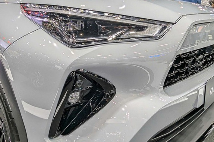 Mui xe của Toyota Yaris Cross HEV NightShade 2026 cũng được phối màu đen tạo hiệu ứng tương phản nổi bật với màu sơn mới Cement Grey Metallic – một tùy chọn màu độc quyền chưa từng xuất hiện trên Yaris Cross trước đây.