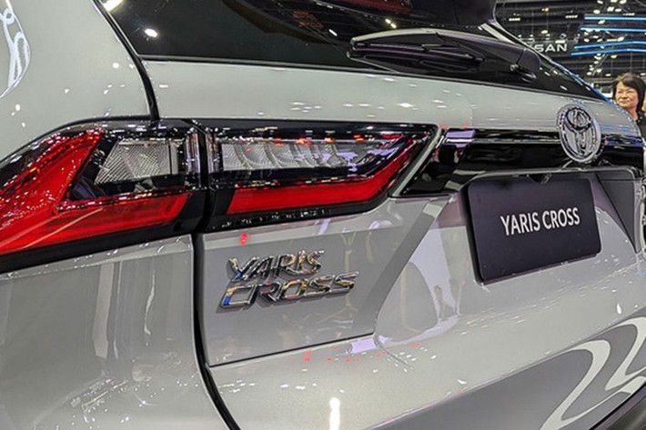 Về kích thước, Yaris Cross HEV có chiều dài tổng thể 4.310 mm, chiều rộng 1.770 mm, chiều cao 1.615 mm, chiều dài cơ sở 2.620 mm và khoảng sáng gầm xe đạt 210 mm – một con số lý tưởng cho điều kiện giao thông đô thị. Dung tích bình nhiên liệu là 36 lít.