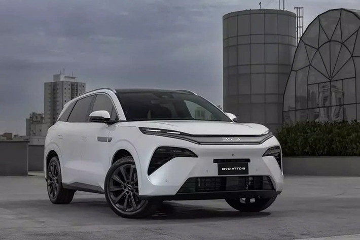 Tiếp theo đó là phiên bản thuần điện với hệ dẫn động 1 cầu hoặc 2 cầu. Phiên bản 1 cầu dùng một mô-tơ điện mạnh 680 mã lực, có thể tăng tốc từ 0-100 km/h trong 4,3 giây. Bản dẫn động 2 cầu sở hữu mô-tơ điện phía trước mạnh 313 mã lực và mô-tơ sau mạnh 789 mã lực, cho phép tăng tốc từ 0-100 km/h chỉ trong 3,9 giây.