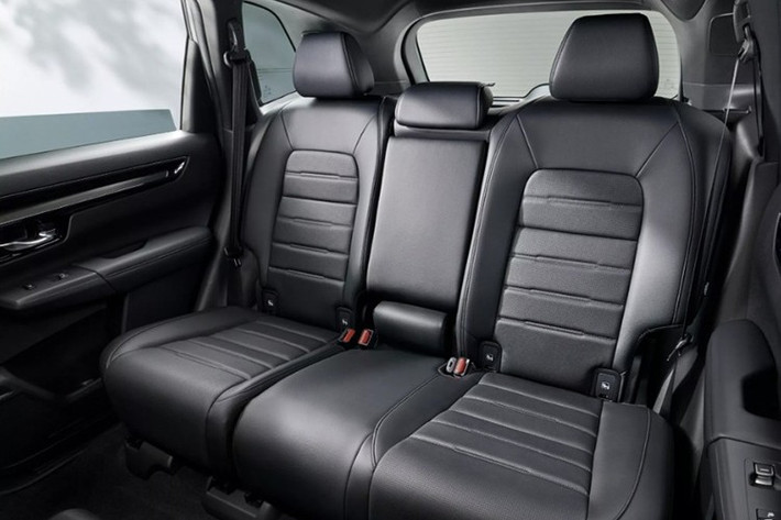 Phiên bản này cũng được trang bị thêm cửa sổ trời toàn cảnh, ghế thông gió, màn hình hiển thị HUD và đặc biệt là gói an toàn nâng cao Honda Sensing 360 – tích hợp radar và camera góc rộng giúp tăng cường khả năng phòng tránh va chạm và hỗ trợ chuyển làn trên cao tốc.