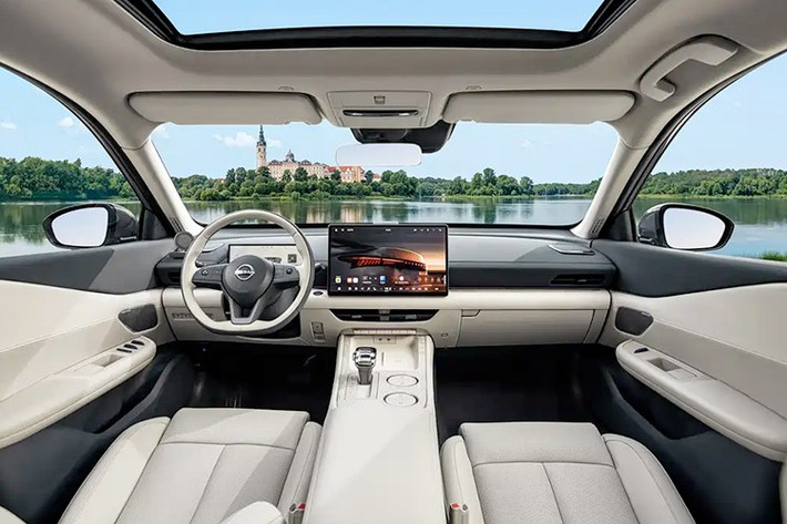 Dự đoán Nissan NX8 có hai tùy chọn động cơ. Bản thuần điện EV sử dụng một mô-tơ điện với công suất tối đa 215 kW (khoảng 292 mã lực) hoặc 250 kW (340 mã lực). Bản plug-in hybrid (PHEV) kết hợp động cơ xăng 4 xi-lanh, dung tích 1.5L và mô-tơ điện. Động cơ xăng có công suất tối đa 109 kW (148 mã lực) trong khi con số tương ứng của mô-tơ điện là 195 kW (265 mã lực).