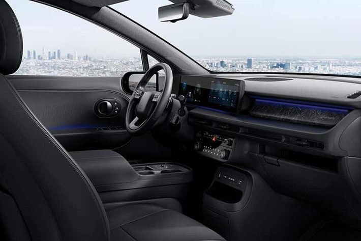 Bản Prestige bổ sung kính chắn gió chống bám nước, đồng thời tăng thêm các chi tiết trang trí cao cấp như bàn đạp kim loại và ốp bậc cửa kim loại. Trong khi đó, phiên bản cao cấp nhất Calligraphy được nâng cấp với ghế sưởi cho hàng ghế thứ ba nhằm cải thiện sự thoải mái cho hành khách phía sau.