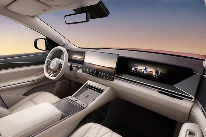 BYD Datang được trang bị cửa đóng/mở chỉnh điện, 4 ghế không trọng lực, dàn âm thanh 27 loa và trần kính toàn cảnh với diện tích lên đến 6,34 m². Thêm vào đó là 3 màn hình trên mặt táp-lô, gồm bảng đồng hồ kỹ thuật số, màn hình cảm ứng trung tâm và màn hình giải trí cho hành khách phía trước.