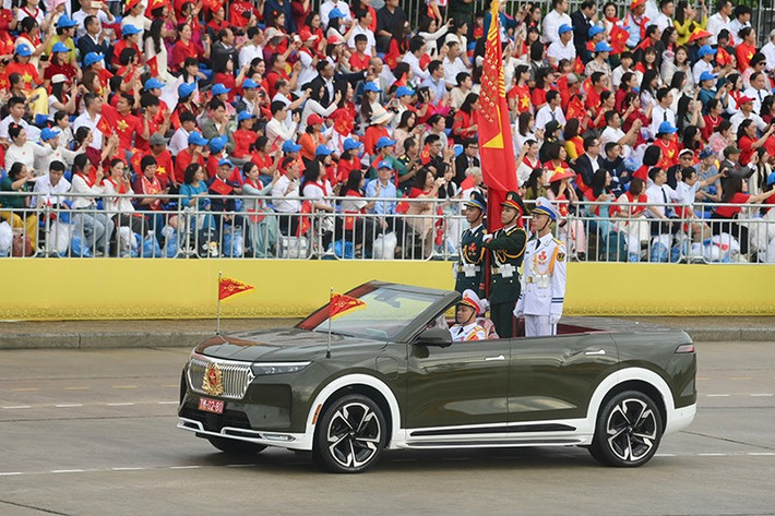 Bên cạnh 6 chiếc VF9 mui trần đã bàn giao cho Bộ Quốc phòng trước đó, VinFast đã gấp rút huy động đội ngũ kỹ sư, kỹ thuật viên trình độ cao hoàn thiện thêm 4 chiếc VF9 mui trần theo yêu cầu của Bộ Công an, để phục vụ lễ diễu binh, diễu hành kỷ niệm 80 năm Cách mạng tháng Tám và Quốc khánh 2/9/2025.