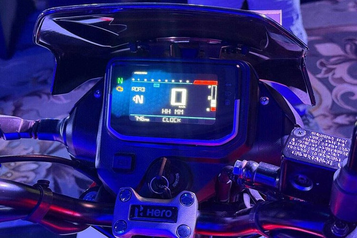 Bảng đồng hồ của xe bao gồm điều hướng từng chặng, thông báo cuộc gọi, hiển thị số, dữ liệu tiết kiệm nhiên liệu, cảm biến ánh sáng tự điều chỉnh độ sáng màn hình, và cả kết nối Bluetooth.