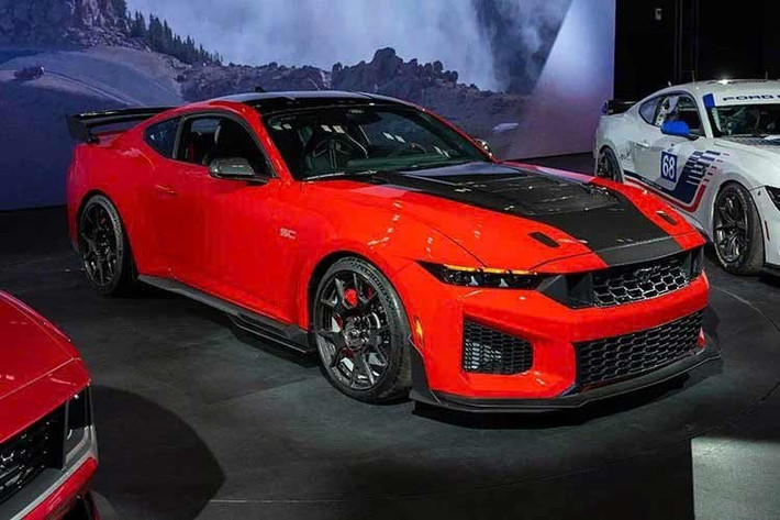 Ngay cả khi so sánh với "người tiền nhiệm" Shelby GT500 đời 2020, mức giá hiện tại của Dark Horse SC được giới chuyên môn đánh giá là hợp lý đối với một mẫu xe sở hữu cấu hình động cơ siêu nạp mạnh mẽ và các công nghệ hỗ trợ đường đua hiện đại.