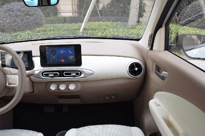 Sự thay đổi về kích thước mang đến nội thất rộng rãi hơn cho xe. Bên trong mẫu xe Wuling Hongguang Mini EV 5 cửa vẫn là không gian nội thất 2 hàng ghế với 4 chỗ ngồi giống phiên bản 3 cửa nhưng dung tích khoang hành lý đã tăng lên 123 lít hoặc 745 lít nếu gập hàng ghế sau.