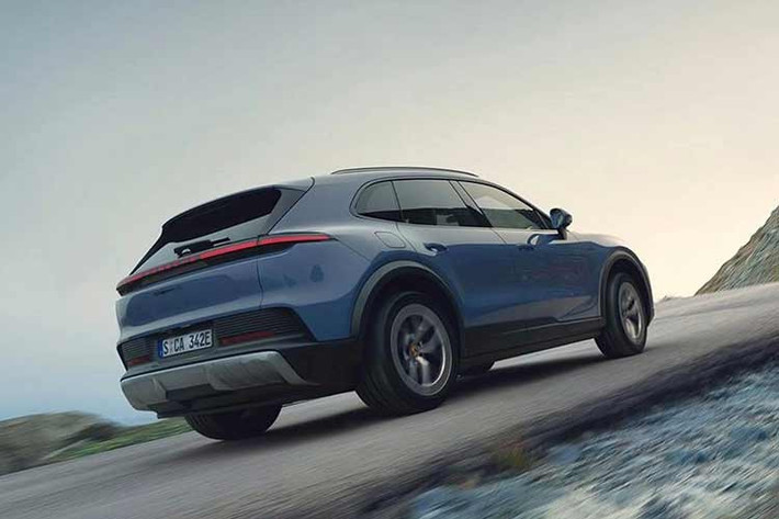 Porsche Cayenne S điện 2026 có mức giá khởi điểm khoảng 128.650 USD (tương đương 3,37 tỷ đồng) (đã bao gồm phí vận chuyển). Mức giá này cao hơn phiên bản tiêu chuẩn khoảng 17.300 USD (khoảng 453,83 triệu đồng) nhưng lại thấp hơn đáng kể so với bản Turbo.