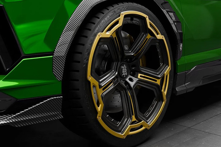 Có tổng cộng 18 điểm mới trên Urus khi qua bàn tay độ của các nghệ nhân tại Larte Design, đa phần làm từ sợi carbon lộ thiên, composite và lớp hoàn thiện bóng, mờ hoặc màu thân xe. Bộ body kit của Larte độc đáo ở chỗ tất cả đều tuân thủ nghiêm các quy trình, hứa hẹn về chất lượng được kiểm soát cao cũng như độ bền.