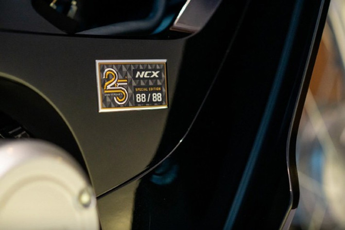 Ấn tượng nhất là phần yếm trước với ốp nhựa màu bạc mờ kết hợp logo Honda Dream màu vàng đồng nổi bật. Bộ tem phối hai tông bạc – vàng chạy dọc thân xe tạo nên vẻ ngoài bắt mắt và đẳng cấp hơn bao giờ hết.