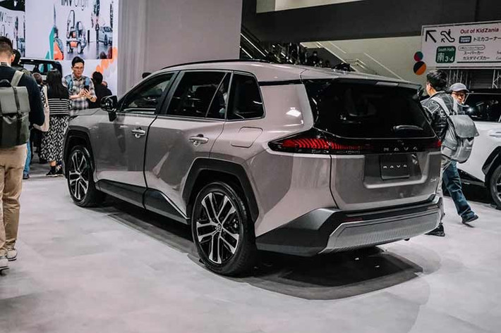 Đáng chú ý, Toyota RAV4 2026 tại thị trường này sẽ có hai phiên bản hybrid sử dụng hệ dẫn động bốn bánh toàn thời gian (AWD) – điều đã vắng bóng trong dòng xe này tại Philippines suốt vài năm qua. Hai biến thể bao gồm: 2.5 LTD HEV AWD CVT và 2.5 ADV HEV AWD CVT.