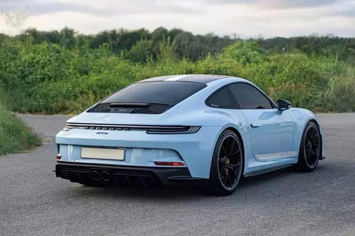 Chiếc Porsche 911 GT3 trong bài này nguyên bản có màu xanh dương đậm mang mã Shark Blue, và hiện tại, xe đã được chủ nhân cho dán đổi màu sang xanh ngọc bích nhạt, chiếc xe cũng vẫn giữ nguyên gói nâng cấp sang Touring mà chồng của Đàm Thu Trang từng thực hiện.