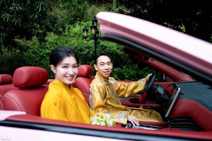 Chú rể Minh Hoàng là người trực tiếp cầm lái chiếc VinFast VF9 mui trần này để đón cô dâu Phương Nhi tới lễ hằng thuận ở chùa Trúc Lâm Phụng Thùy Sơn trên núi Chín Khúc, tỉnh Khánh Hòa. Được biết, đây là một chiếc VF9 mui trần được chế tác riêng.