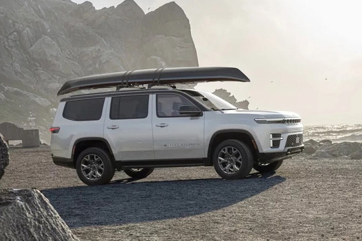 Phía dưới là hốc hút gió trung tâm của Jeep Grand Wagoneer 2026 nổi bật hơn, được bao quanh bởi đèn LED chạy ban ngày hình chữ T mới. Ở một vị trí khác, logo Wagoneer trên nắp capo đã được thay thế bằng logo Jeep.