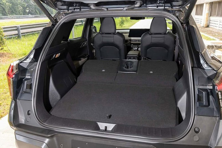 Cụ thể, Mitsubishi XForce HEV sử dụng động cơ 1.6L chu trình Atkinson kết hợp cùng pin 1.1kWh và một mô-tơ điện, cho tổng công suất 114 mã lực và mô-men xoắn 255Nm. Xe chỉ có hệ dẫn động cầu trước, đi kèm hộp số e-CVT.