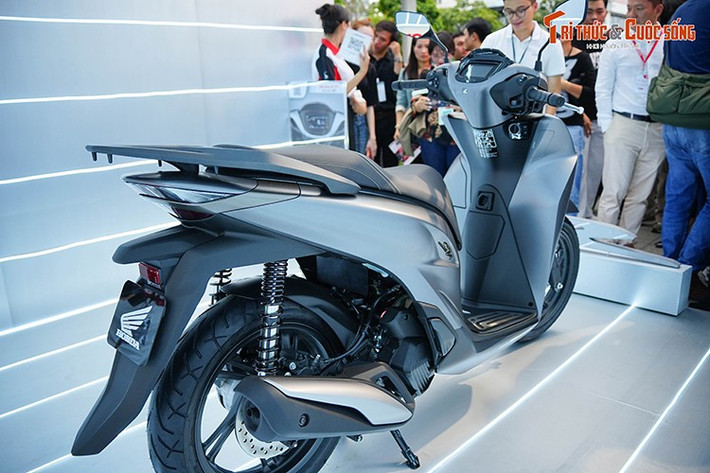 Kế thừa tinh hoa thiết kế từ dòng xe SH danh tiếng, mẫu xe ga Honda SH160i/125i 2026 mang trên mình ngôn ngữ thiết kế đậm chất châu Âu – thanh thoát, hiện đại nhưng vẫn giữ được nét mạnh mẽ, đầy khí chất lịch lãm.