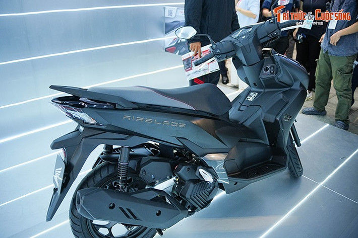 Honda Air Blade 2026 tại Việt Nam sở hữu kích thước 1.887 × 686 × 1.086 mm, chiều dài cơ sở 1.286 mm, độ cao yên 775 mm, khoảng sáng gầm 142 mm, khối lượng 113 kg, dung tích bình xăng 4,4 lít. Mẫu xe tay ga này vẫn tiếp tục giữ phong cách thể thao đặc trưng từ trước đến nay.