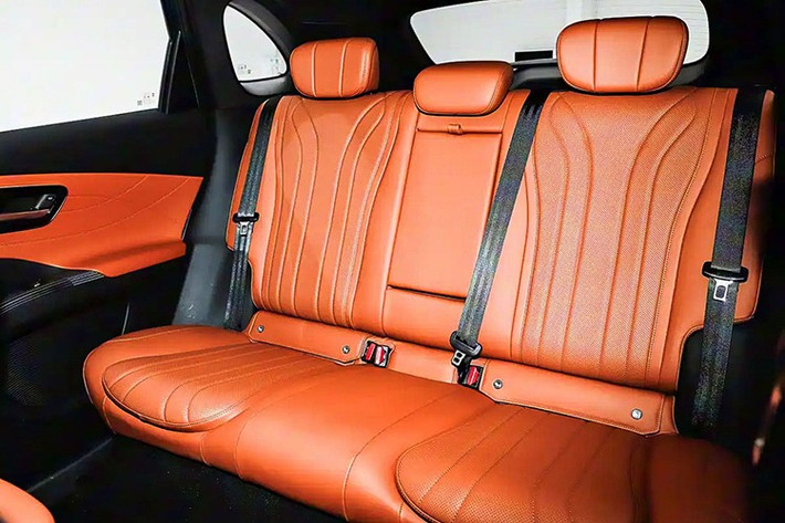 Cả hai đều đi kèm vô lăng hai chấu thiết kế mới và các tiện ích như sạc điện thoại không dây, đế điện thoại kép, cùng vật liệu nội thất cao cấp trên các phiên bản sang trọng.