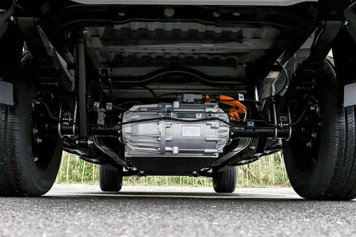 Trong khi đó, các bản 2 mô-tơ điện và dẫn động 4 bánh có tổng công suất 402 mã lực cùng mô-men xoắn cực đại 540 Nm. Sức mạnh này giúp thời gian tăng tốc từ 0-100 km/h rút ngắn còn 5 giây. Ngoài ra, Chery Himla R08 EV còn được trang bị pin có dung lượng 66,54 kWh hoặc 88 kWh, cho phạm vi hoạt động tối đa 405 km, 510 km hoặc 505 km theo tiêu chuẩn CLTC, tùy cấu hình.