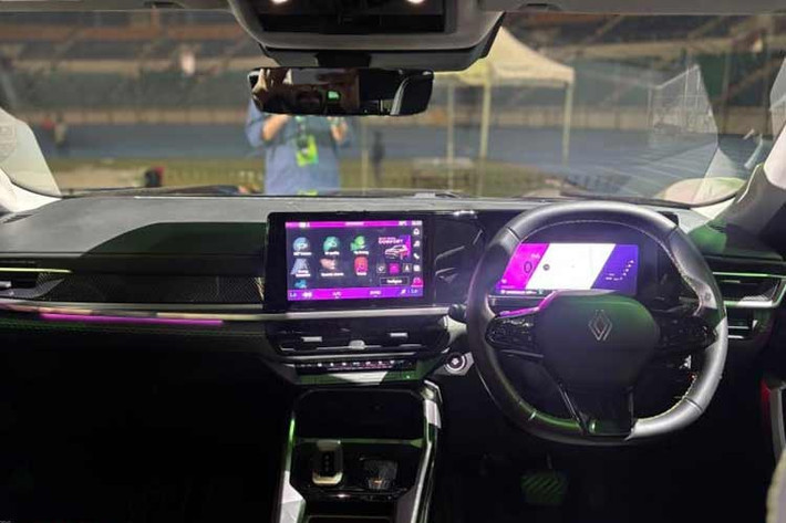 Nội thất xe đã được thiết kế lại hoàn toàn, với bảng điều khiển tích hợp màn hình kép OpenR. Màn hình hiển thị kỹ thuật số 12,25 inch tùy chọn hoặc màn hình 7 inch tiêu chuẩn cung cấp các dữ liệu lái xe cần thiết. Màn hình cảm ứng trung tâm 10,1 inch cho phép điều khiển hệ thống thông tin giải trí và các dịch vụ kết nối.