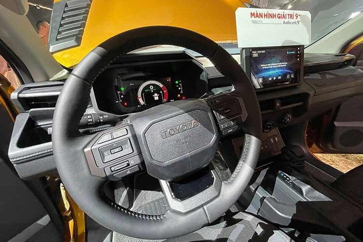 Tương tự như thiết kế ngoại thất, không gian nội thất của Hilux thế hệ mới cũng được phát triển dựa trên triết lý “Mạnh mẽ &amp; Linh hoạt”, với sự cải tiến toàn diện về mặt bố cục và ngôn ngữ thiết kế. Khu vực khoang lái được thiết kế liền mạch từ hai bên cánh cửa kéo dài đến mặt táp-lô.