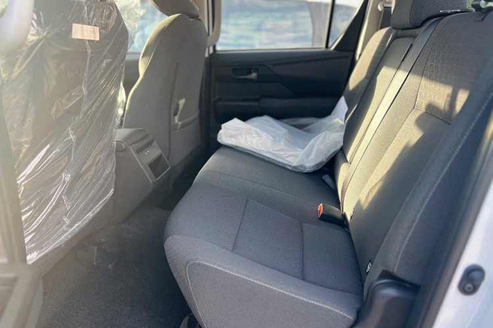 Bản Hilux Pro sử dụng ghế lái chỉnh cơ, màn hình 7 inch phía sau vô-lăng kết hợp màn hình trung tâm 9 inch, âm thanh 8 loa, phanh tay cơ và vô-lăng trợ lực dầu. Trong khi đó, bản tiêu chuẩn có màn hình trung tâm 9 inch nhưng đồng hồ analog với màn hình nhỏ, hệ thống âm thanh 4 loa.