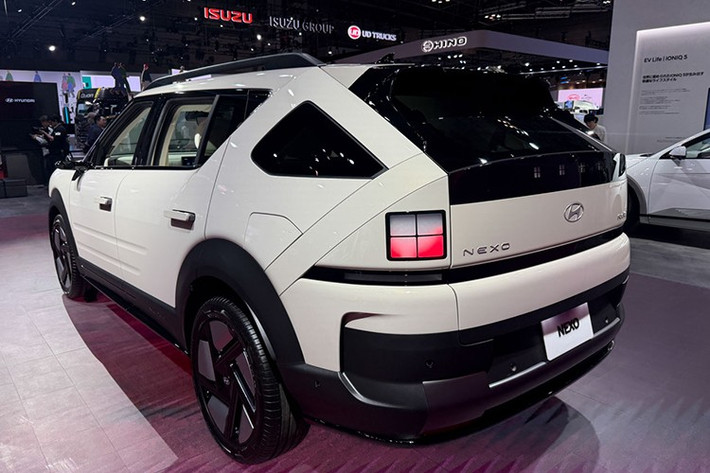 Khung sườn xe SUV điện Hyudnai Nexo 2026 sử dụng thép cường độ cứng cao và dập nóng để cải thiện độ cứng. Xe có 9 túi khí, nhiều tính năng hỗ trợ lái ADAS và các trang bị an toàn tiêu chuẩn khác.