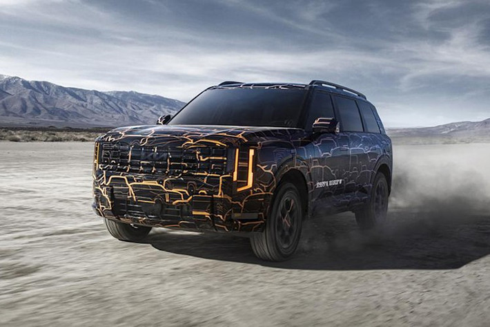 Trước thời điểm ra mắt, KIA đã bất ngờ tung ra loạt hình ảnh mới của mẫu xe SUV Telluride 2027 trong lớp áo ngụy trang độc đáo, hé lộ phần nào diện mạo cùng tinh thần đổi mới đậm chất nghệ thuật, công nghệ và khả năng vận hành địa hình.