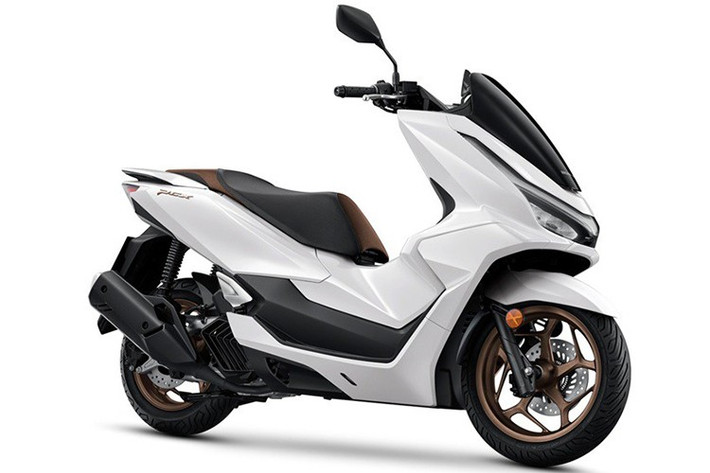 Honda PCX160 2026 mới được giới thiệu với hai màu sắc nổi bật là trắng–đen (White Blaze) cho bản RoadSync và cam–đen (Amber Blaze) cho bản tiêu chuẩn, mang đến hình ảnh tươi mới, hiện đại và sang trọng hơn.