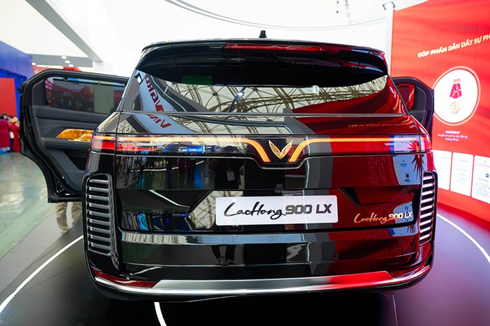 Cuối cùng là hệ thống treo độc lập, tay đòn kép ở phía trước và liên kết đa điểm phía sau, giảm chấn khí nén, hứa hẹn mang đến cảm giác êm ái cho hành khách trên xe.