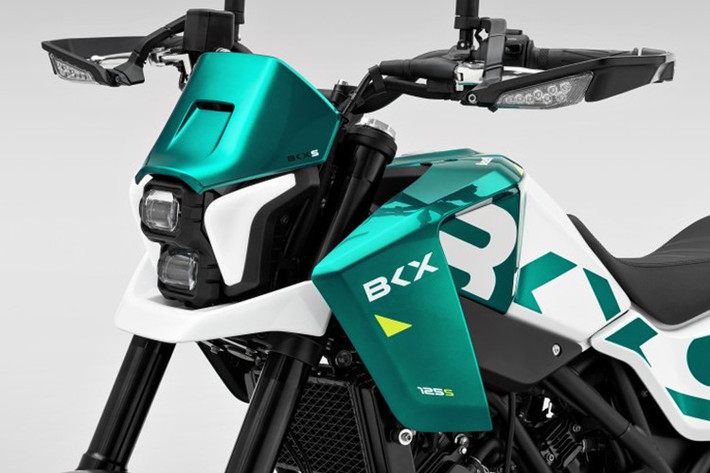 Về ngoại hình, cụm đèn trước của xe tích hợp cả đèn định vị ban ngày, trong khi đèn phanh phía sau được tích hợp cùng xi-nhan, mang lại thiết kế gọn gàng, liền mạch.