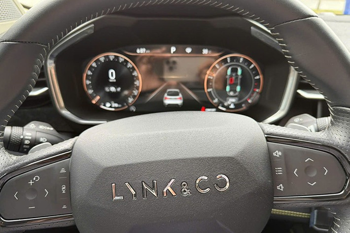 Các trang bị đáng chú ý khác bao gồm; Ghế lái chỉnh điện 12 hướng, có nhớ vị trí và thông gió làm mát; ghế phụ chỉnh điện 8 hướng. Dàn âm thanh 10 loa Harman Infinity, điều hòa tự động 2 vùng, phanh tay điện tử, cần số điện tử, cốp điện, sạc không dây, gương chống chói và cửa sổ trời toàn cảnh.