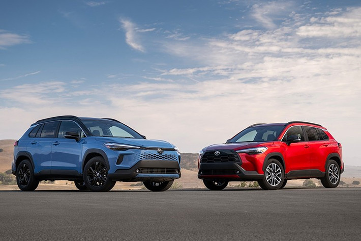 Toyota vừa chính thức giới thiệu phiên bản nâng cấp của Corolla Cross 2026 và Corolla Cross Hybrid 2026 tại thị trường Mỹ, với mức giá khởi điểm lần lượt là 24.635 USD và 28.995 USD (khoảng 645 - hơn 759 triệu đồng.