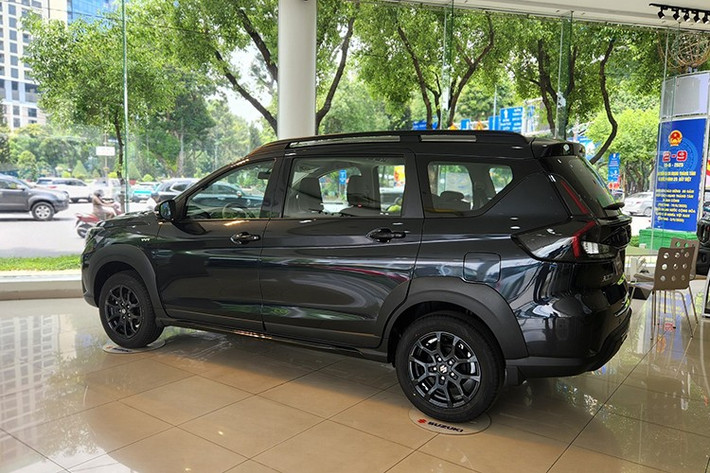 Ở ngoại thất, Suzuki XL7 Hybrid Black Edition tiếp tục trang bị bộ mâm hợp kim sơn đen, đèn pha và đèn hậu LED, gương chiếu hậu gập tự động. Ngoài ra, ốp cản trước, sau và hông cũng được sơn đen tạo nên phong cách vừa mạnh mẽ, vừa lịch lãm.