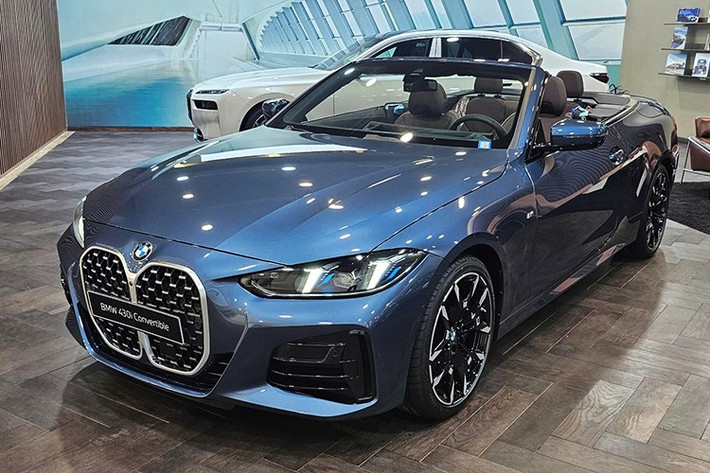 Tại thị trường Việt Nam, BMW 430i Convertible 2025 sẽ cạnh tranh trong phân khúc xe mui trần hạng sang. Đối thủ đáng chú ý nhất là Porsche 718 Boxster với giá khởi điểm hơn 4 tỷ đồng. Ngoài ra, mẫu xe cũng "so găng" với người anh em cùng nhà là BMW Z4.