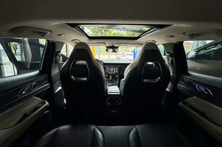 Xe có tới 23 tính năng an toàn tiên tiến như: Cảnh báo điểm mù, hỗ trợ phanh chủ động, hỗ trợ giữ làn đường. Nhận diện biển báo, ga tự động thích ứng, đèn pha thông minh. Camera 360 độ, cảm biến va chạm trước/sau, cảm biến áp suất lốp, hỗ trợ đỗ xe bán tự động.