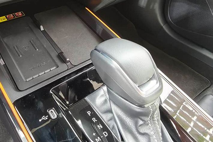 Dù mang thiết kế đầu xe khá giống với dòng xe điện, Toyota Frontlander 2026 vẫn tiếp tục cung cấp hai lựa chọn động cơ quen thuộc là máy xăng và hybrid. Bản tiêu chuẩn được trang bị động cơ xăng 2.0L 4 xi-lanh, cung cấp công suất 169 mã lực, đi kèm dẫn động cầu trước và hộp số CVT.