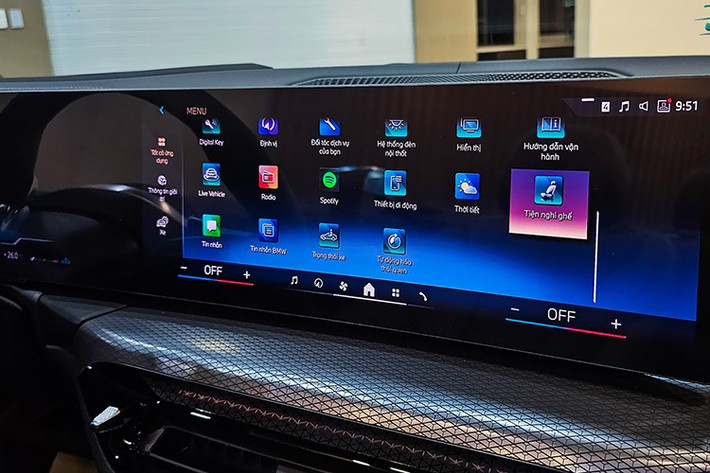 Ngoài ra, xe còn sở hữu loạt tiện nghi hiện đại như ghế trước chỉnh điện kèm nhớ 2 vị trí, điều hòa tự động, sạc không dây cho điện thoại, phanh tay điện tử tích hợp chế độ Auto Hold,...