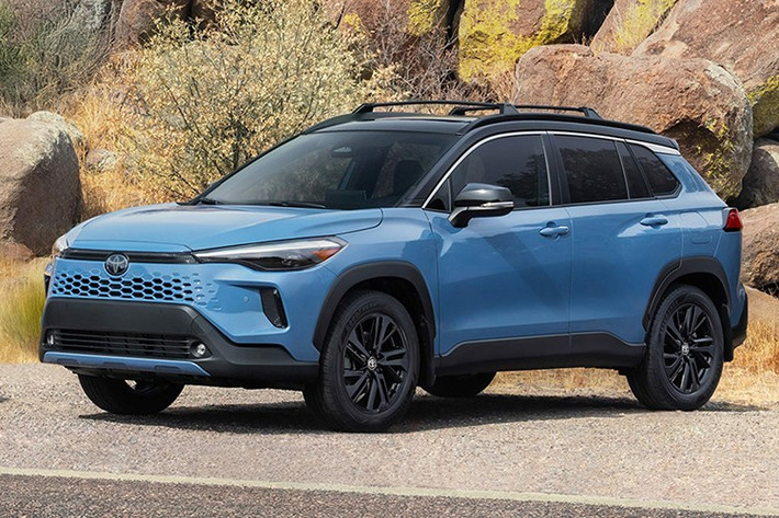 Về ngoại thất, xe có thêm mới màu Cavalry Blue có thể phối mái đen Jet Black cho bản hybrid SE và XSE. Hai thiết kế mâm 18 inch mới cũng được bổ sung, gồm màu xám đậm và đen bóng thể thao.