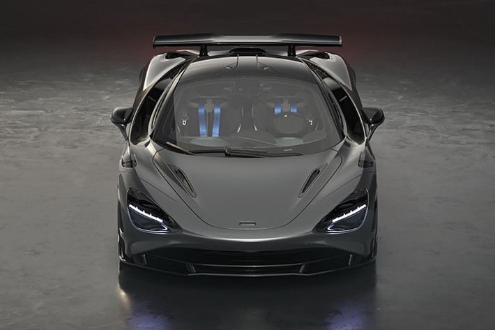 Kết hợp cánh gió sau và cản trước bằng sợi carbon nay có diện tích lớn hơn, lực ép xuống mặt đường của chiếc xe 750S Le Mans tăng thêm 10% so với phiên bản 750S tiêu chuẩn, từ đó cải thiện hiệu suất trên đường đua và gợi nhớ đến các chi tiết khí động học của chiếc xe McLaren F1 LM