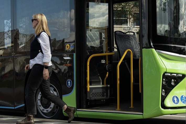 EB 12 được thiết kế sàn thấp kết hợp hệ thống treo khí nén có thể hạ gầm, giúp hành khách, đặc biệt người khuyết tật, dễ dàng di chuyển. Dốc lên/xuống cho xe lăn có thể nâng cấp từ dạng cơ sang điều khiển điện.