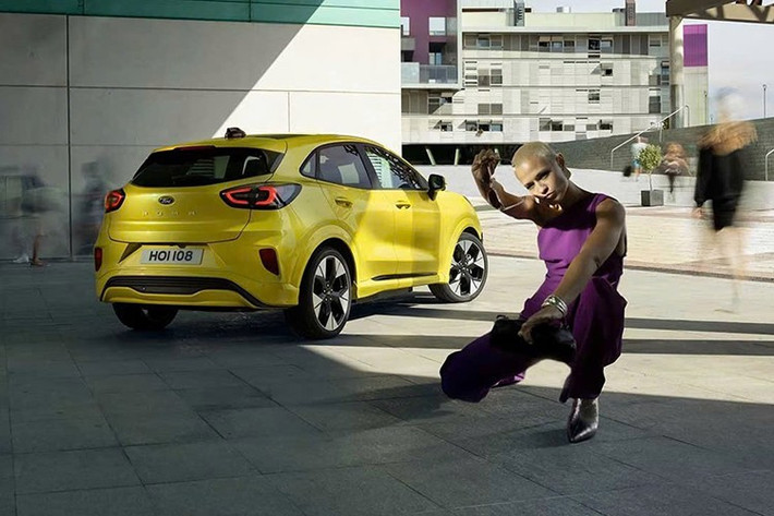 Mặc dù dung lượng pin vẫn giữ nguyên ở mức 43 kWh, Ford cho biết sự cải thiện đến từ thiết kế pin được tối ưu hóa. Tuy nhiên, hãng chưa công bố thông tin chi tiết về từng phiên bản, bao gồm bản tiêu chuẩn với mâm 17 inch và bản Premium với mâm 18 inch.