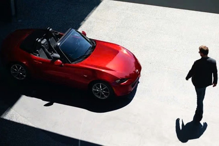 Xe vẫn sử dụng động cơ 2.0L sản sinh 181 mã lực, kết hợp cùng hộp số sàn 6 cấp. Đây chính là cấu hình "vàng" mang đến niềm vui lái thuần khiết, đúng với tinh thần đã làm nên tên tuổi cho MX-5, mẫu xe thể thao mui trần đã bán được hơn 1 triệu chiếc trên toàn cầu.