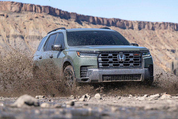 Những đường nét tổng thể của Honda Pilot thế hệ mới vẫn giữ nguyên phong cách mạnh mẽ, cứng cáp vốn là đặc trưng của dòng SUV 3 hàng ghế Pilot thế hệ thứ tư từng được ra mắt từ năm 2022.