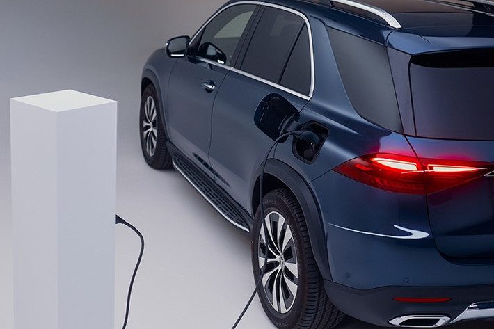 Mercedes-Benz GLE 400 e 4MATIC được trang bị hàng loạt công nghệ hỗ trợ người lái như hệ thống camera 360° với tính năng “nắp capo trong suốt” Transparent Bonnet, hệ thống đèn pha thích ứng MULTIBEAM LED, cảnh báo điểm mù, hỗ trợ phanh khẩn cấp, cùng gói hỗ trợ off-road tiên tiến.