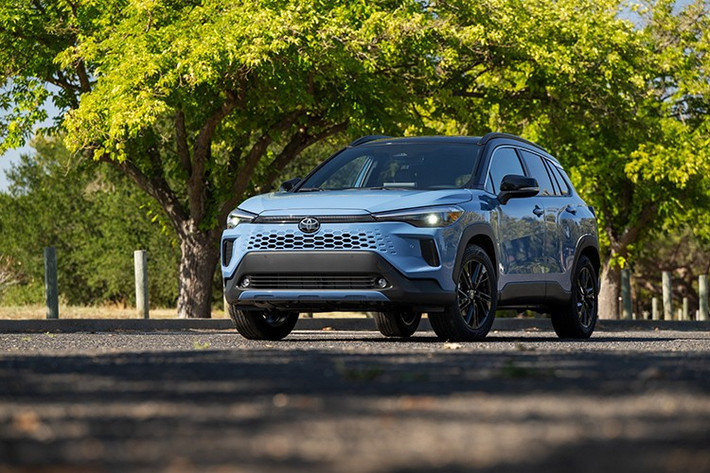 Về ngoại thất, bản hybrid nổi bật với lưới tản nhiệt đồng màu thân xe mang phong cách hiện đại, trong khi bản xăng sử dụng lưới tản nhiệt rộng và khỏe khoắn hơn. Tất cả phiên bản đều có đèn LED ban ngày mới.